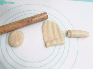 8、中秋月饼怎么做？手把手教你做蛋黄酥 ,卷成图片这样的全部排好盖保鲜膜醒，卷起来按次序排好，做第二次擀卷时从第一个开始，这样第一个就松弛好了，油皮跟油酥的软硬度要一致，这样不容易破