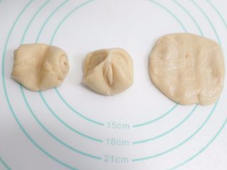 11、中秋月饼怎么做？手把手教你做蛋黄酥 ,从第一个开始做直接压扁包豆沙馅，请注意看清楚了，卷好的酥皮用大拇指中间按一下把卷卷的皮再往里压，然后擀成圆形中间稍厚外层稍薄一些