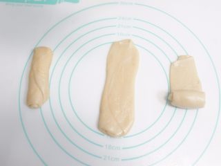 9、中秋月饼怎么做？手把手教你做蛋黄酥 ,把醒好的卷卷压扁再擀一次，这次擀的不要太窄，而且越规整越好，最好是矩形，先中间擀一下，再朝上擀一下朝下擀一下，不要来回擀挤压油酥，然后卷起来
