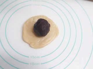 12、中秋月饼怎么做？手把手教你做蛋黄酥 ,放入豆沙蛋黄用虎口包好收口，