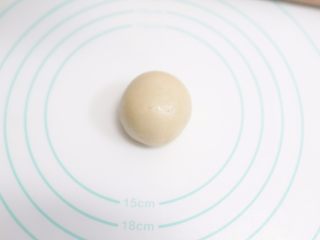 13、中秋月饼怎么做？手把手教你做蛋黄酥 ,收口都在底部要捏紧以免烤的时候露馅，多余的皮可以揪掉也可以按回去  