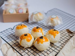 15、中秋月饼怎么做？手把手教你做蛋黄酥 ,烤箱预热180度后中层烤20-30分钟表面微黄即可，具体以自家烤箱温度为准哦