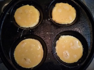 7、蛋饺烩丝瓜,用勺子舀入1-2勺蛋液。