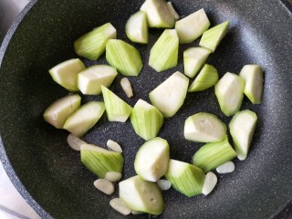 14、蛋饺烩丝瓜,下入丝瓜块。