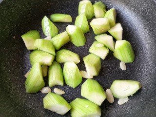 15、蛋饺烩丝瓜,翻炒至丝瓜变成翠绿色。