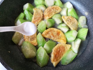 18、蛋饺烩丝瓜,加适量盐和鸡精，烩一会儿。