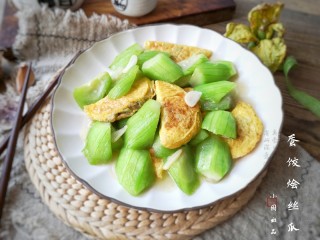 21、蛋饺烩丝瓜,清爽鲜美又有营养的蛋饺烩丝瓜就完成啦！