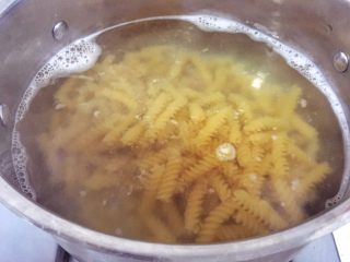 2、宝宝辅食12M➕ 咖喱时蔬意面,冷水下锅大火煮意面10分钟