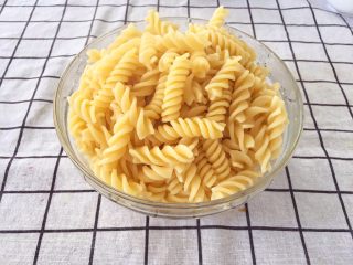 3、宝宝辅食12M➕ 咖喱时蔬意面,捞出来过凉水备用