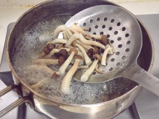 4、宝宝辅食12M➕ 咖喱时蔬意面,将蟹味菇焯水一分钟