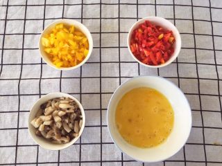 5、宝宝辅食12M➕ 咖喱时蔬意面,彩椒切丁、蟹味菇切丁，鸡蛋打碎