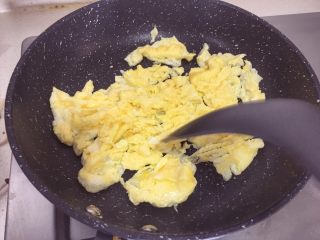 6、宝宝辅食12M➕ 咖喱时蔬意面,热锅热油，倒入鸡蛋液迅速划散后盛出备用