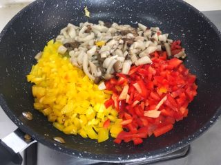 7、宝宝辅食12M➕ 咖喱时蔬意面,锅里再倒入少许油，将彩椒、蟹味菇倒入翻炒一分钟左右