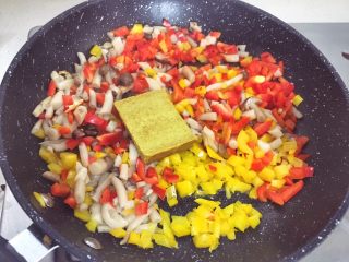 8、宝宝辅食12M➕ 咖喱时蔬意面,再加入咖喱块