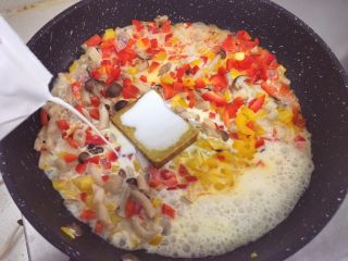 9、宝宝辅食12M➕ 咖喱时蔬意面,倒入80G牛奶，将咖喱块化开后继续翻炒一会