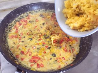 10、宝宝辅食12M➕ 咖喱时蔬意面,咖喱块融化后逐渐变得粘稠，此时倒入炒好的鸡蛋