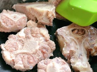 6、牛尾巴汤,煎到两面金黄色，煎出香味