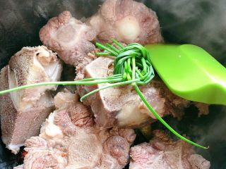 10、牛尾巴汤,放入葱结