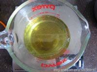 2、甜菊冰皮南瓜月饼,取大约90ml甜菊叶水，加入1小勺玉米油