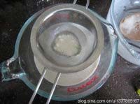 4、甜菊冰皮南瓜月饼,搅拌均匀后过筛两次，静置30分钟