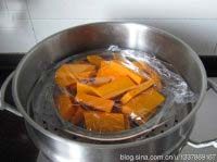 6、甜菊冰皮南瓜月饼,南瓜去皮切厚片，盖上保鲜膜，与冰皮料一起上锅蒸熟