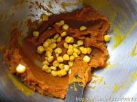 11、甜菊冰皮南瓜月饼,煮熟的甜玉米取粒，加入冷却好的南瓜泥中，搅拌均匀，即成馅料