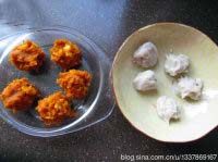 12、甜菊冰皮南瓜月饼,将皮和馅均分成5份，我用50g的月饼模，2：8的皮馅比例：皮每个10g，馅每个40g