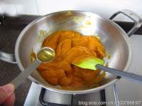 10、甜菊冰皮南瓜月饼,南瓜泥入炒锅，加入1小勺玉米油，小火炒至适合的湿度，炒到比想要的湿度略湿一点儿即可，冷却后还会干一些