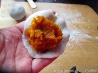 13、甜菊冰皮南瓜月饼,使用糕粉（蒸熟或炒熟的糯米粉）防粘，将饼皮拍成圆形，包一份馅料