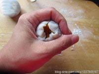 14、甜菊冰皮南瓜月饼,一手轻按馅料，一手慢慢将饼皮在馅料上推匀、包起