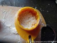 15、甜菊冰皮南瓜月饼,在月饼模中撒上糕粉