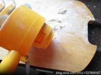 16、甜菊冰皮南瓜月饼,均匀转一圈后，将多余的糕粉磕出来