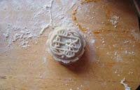 18、甜菊冰皮南瓜月饼,扣过来，轻捏模具把手，一个月饼出来了