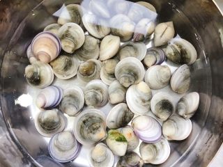 1、西班牙海鲜饭,文蛤用水泡干净