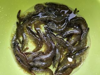 2、西班牙海鲜饭,虾剪掉须洗干净备用