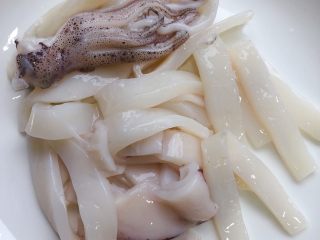 3、西班牙海鲜饭,鱿鱼洗干净并切成条