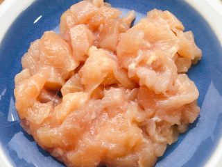 4、西班牙海鲜饭,鸡胸肉切成小块，放入盐和黑胡椒腌制15分钟