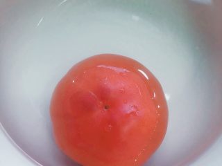 5、西班牙海鲜饭,番茄用热水泡一下