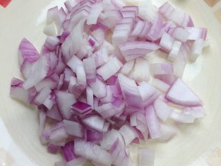 8、西班牙海鲜饭,洋葱切成小块