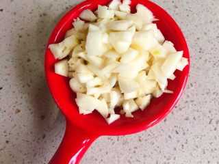 9、西班牙海鲜饭,蒜剁成泥