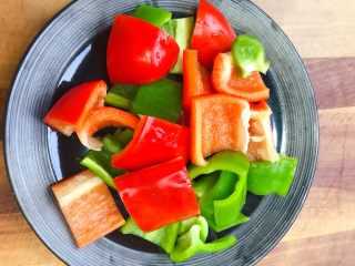 10、西班牙海鲜饭,彩椒切成块