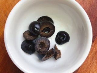 11、西班牙海鲜饭,黑橄榄切碎备用