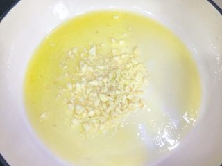 12、西班牙海鲜饭,热锅，再倒入油，烧至八成热倒入蒜，翻炒出香味