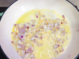 13、西班牙海鲜饭,再放入洋葱，翻炒一会儿