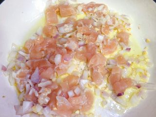 14、西班牙海鲜饭,倒入鸡胸肉，翻炒半分钟