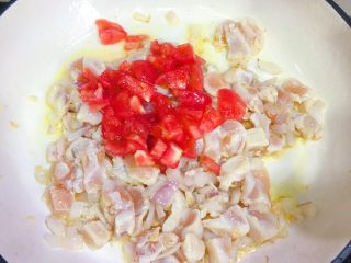 15、西班牙海鲜饭,然后加入番茄，翻炒半分钟