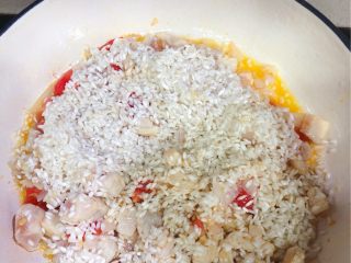 16、西班牙海鲜饭,加入米，翻炒一会，再放入藏红花继续翻炒一会儿