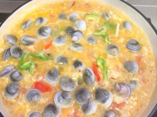 21、西班牙海鲜饭,继续放入文蛤