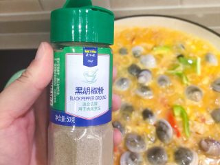 22、西班牙海鲜饭,撒上黑胡椒粉、盐和白糖，煮2分钟