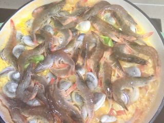 23、西班牙海鲜饭,再把虾铺在上面